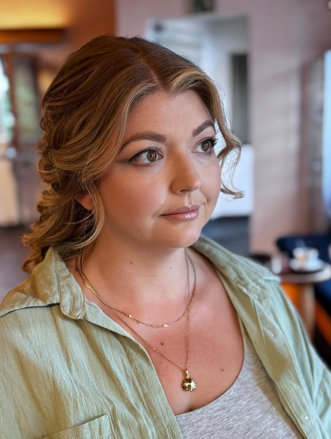 💍✨ Elegante Hochzeitsfrisur mit Locken ✨💍 Ein zauberhafter Look für den großen Tag! Sanft fallende Locken wurden halbo...