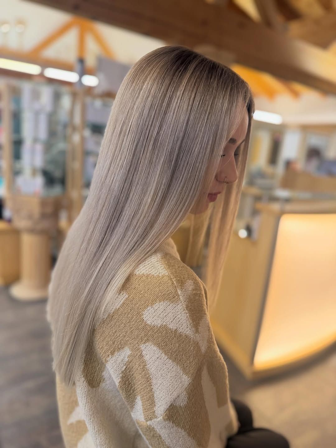 Sanft, nahtlos und voller Glanz ✨ Dieses cremige Beige-Blond steht für pure Dimension und seidig-glatte Perfektion. Gesu...