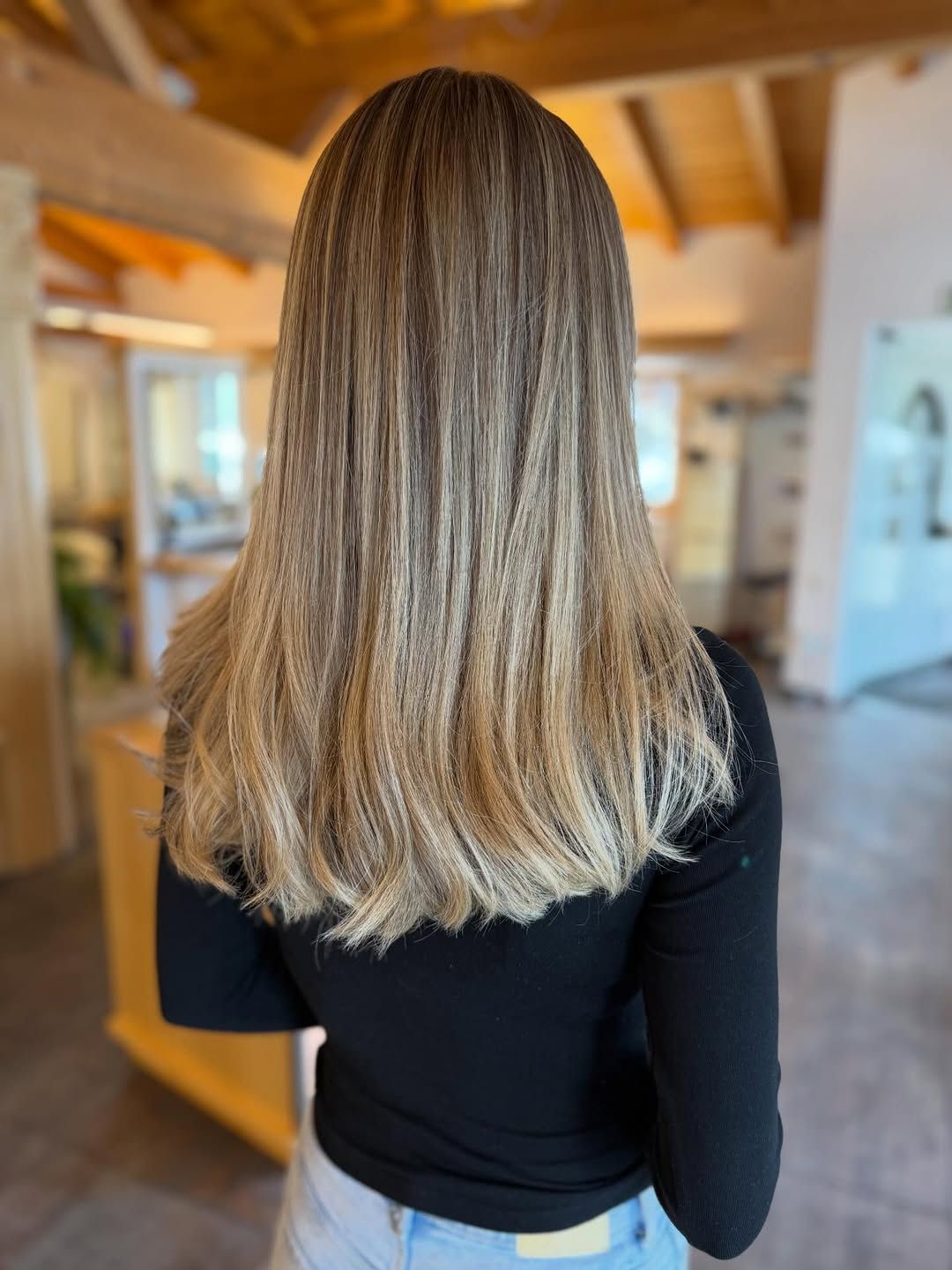 Soft, natürlich und einfach zeitlos ✨ Dieser Look lebt von sanften Übergängen, kühlen Blondnuancen und einem perfekt abg...