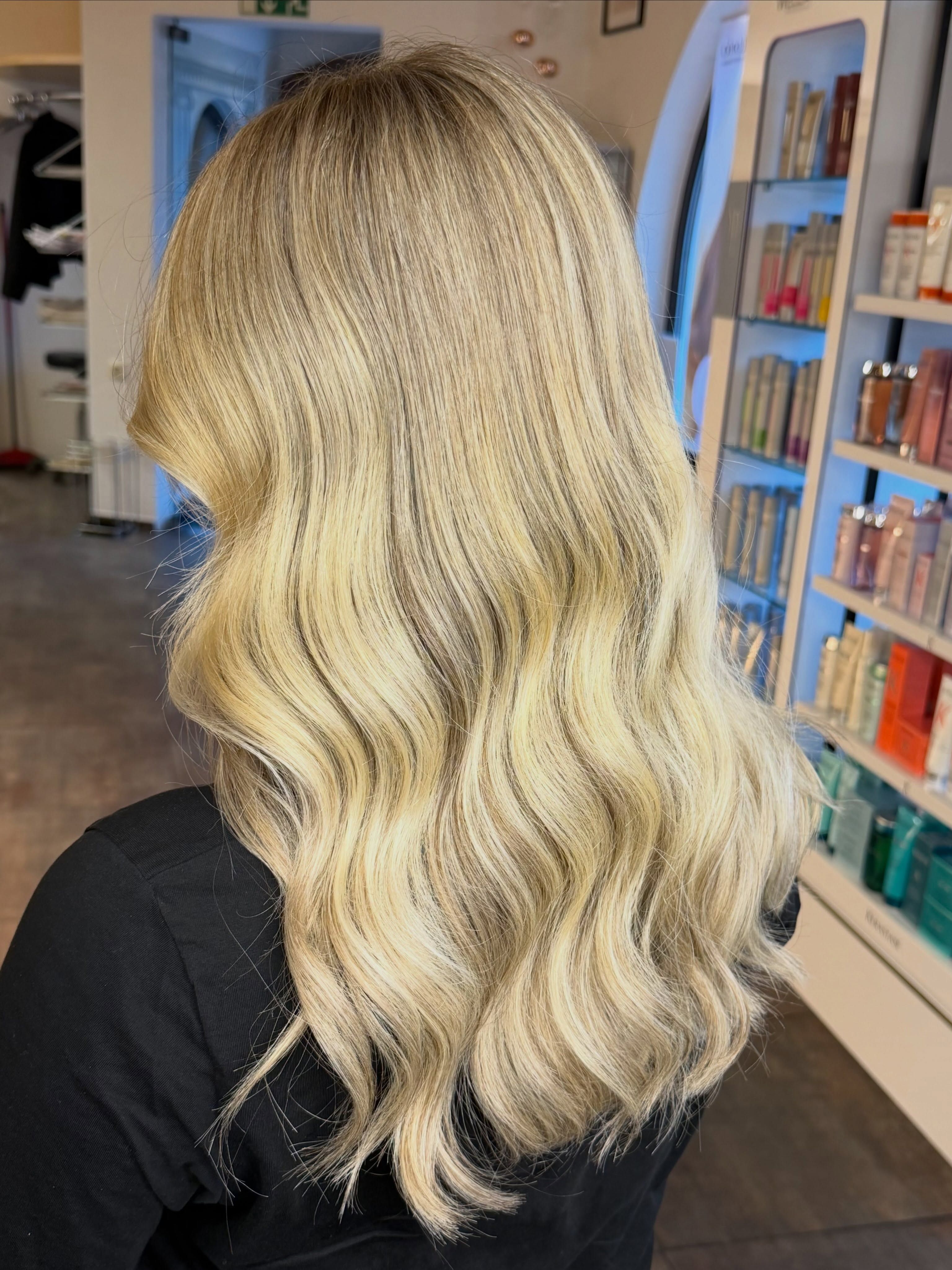 ✨ BLONDE MOMENT ✨ Sanfte Übergänge, natürliche Nuancen und wunderschöne, glänzende Wellen – genau für deinen ganz persön...