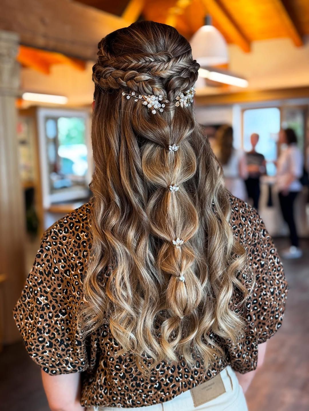 ✨ Brautfrisur inspo ✨ Ein Hauch von Märchen trifft auf moderne Eleganz 💍💫 Mit zarten Flechtelementen, sanften Wellen u...